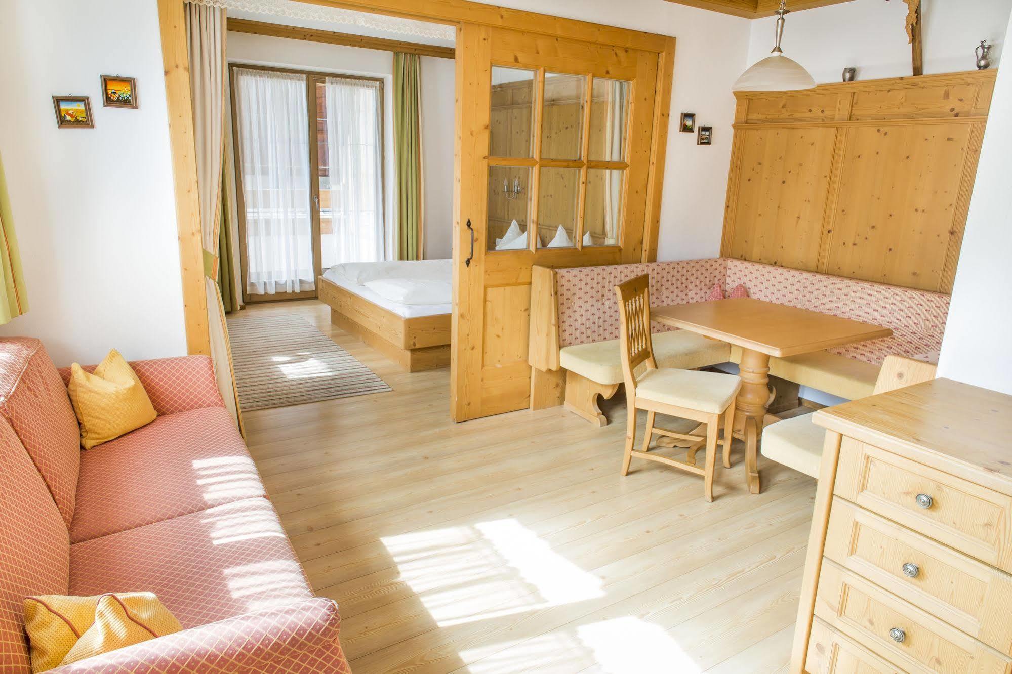 אלפבאך Das Gaestehaus Schneider Am Dorfplatz מראה חיצוני תמונה