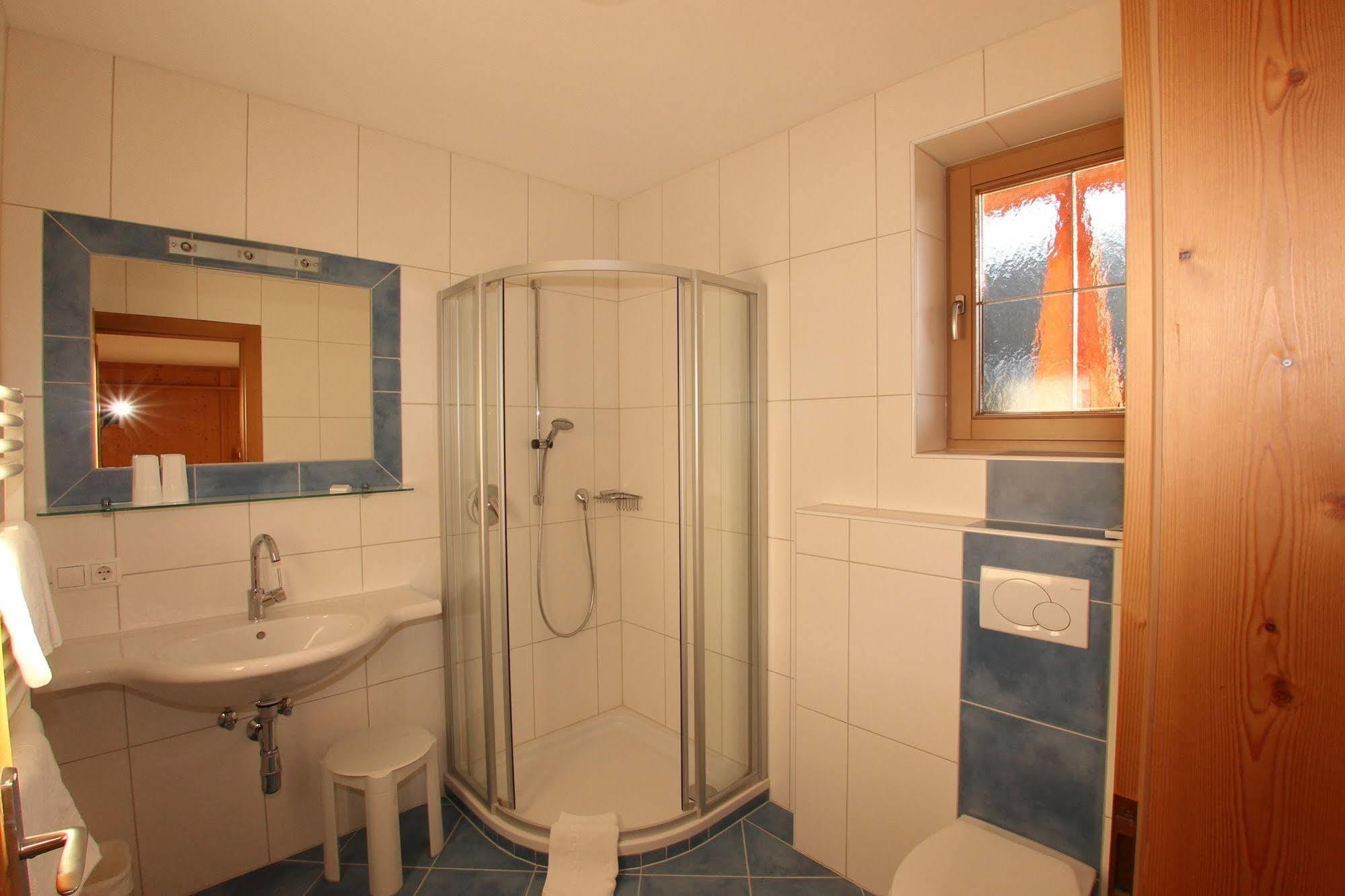 אלפבאך Das Gaestehaus Schneider Am Dorfplatz מראה חיצוני תמונה