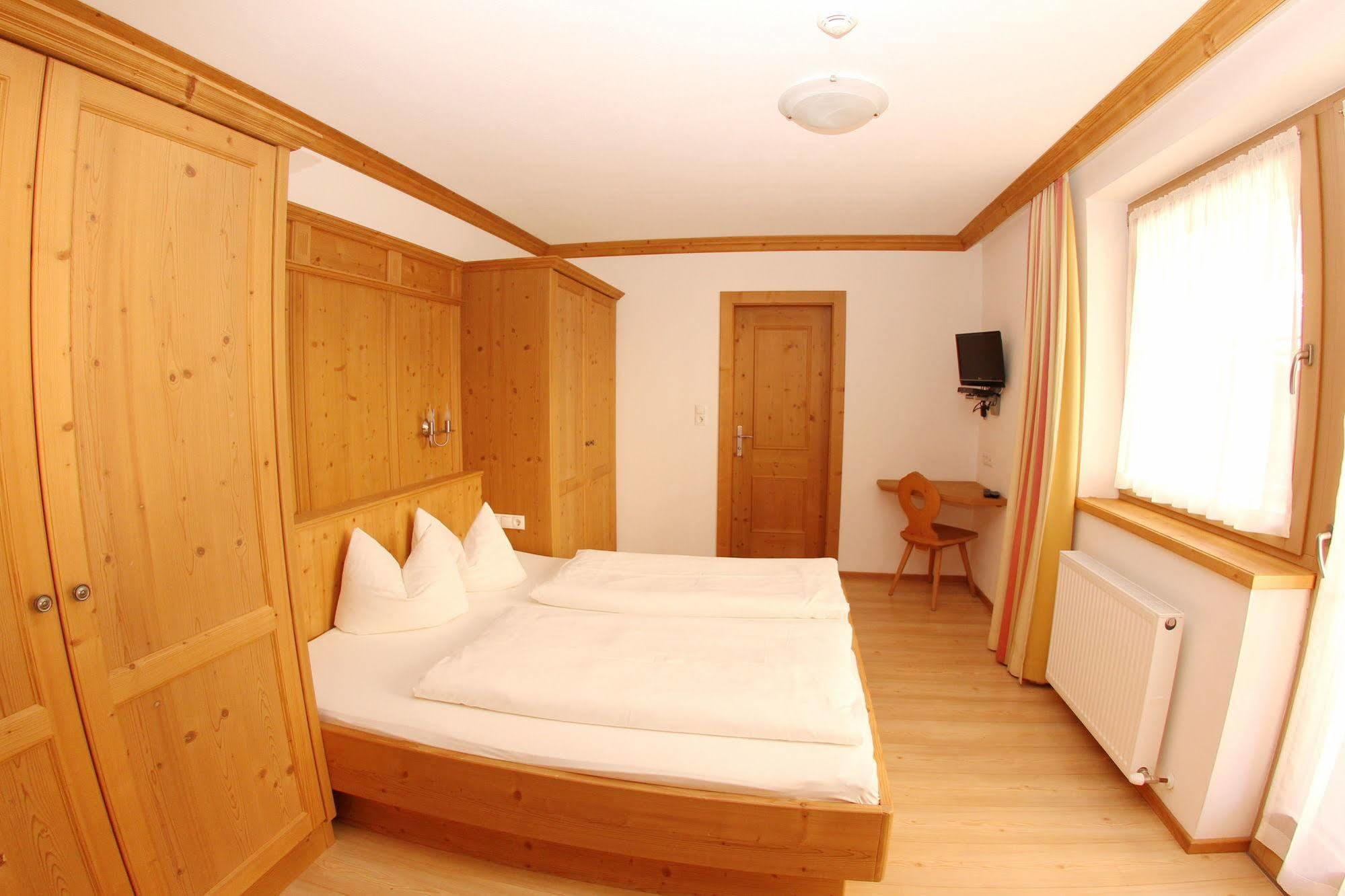 אלפבאך Das Gaestehaus Schneider Am Dorfplatz מראה חיצוני תמונה